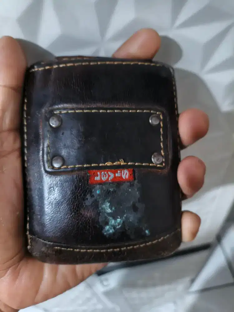 Dompet live's minus ada bercak cat