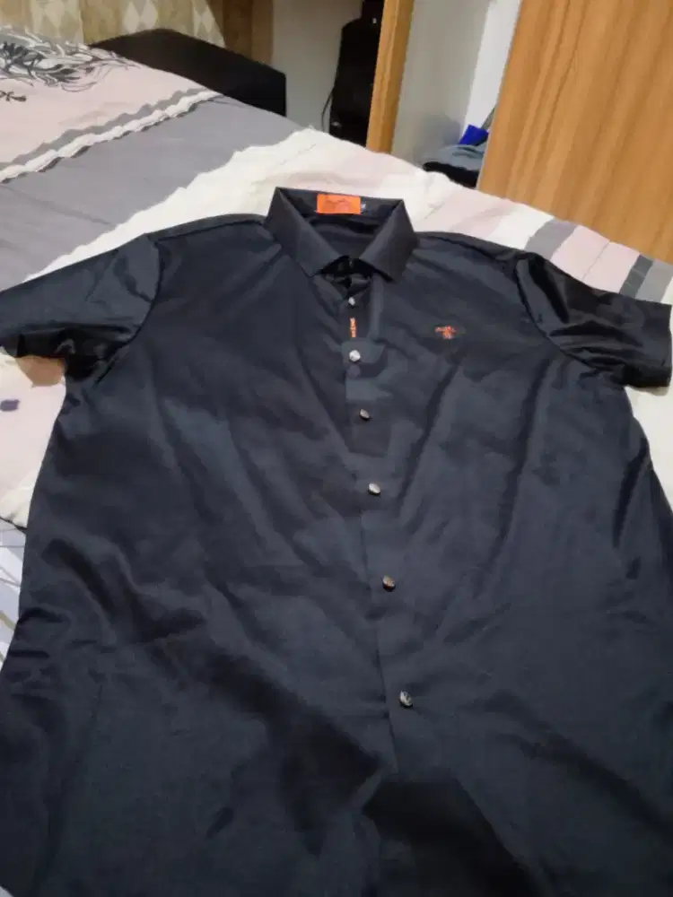 Di jual baju kaos merek Hermes size XL