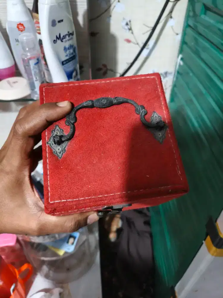 Kotak tempat simpan kenangan mantan