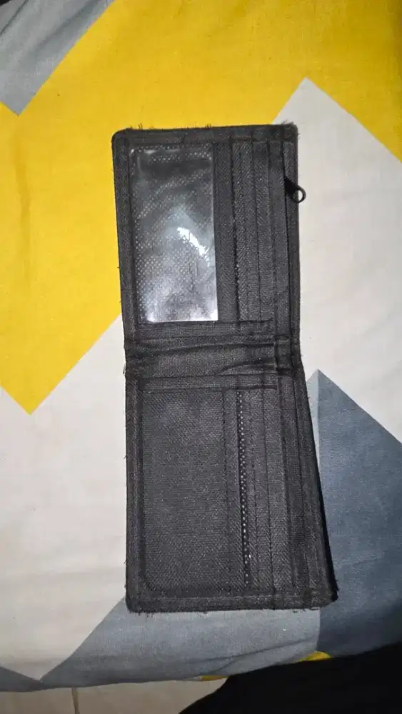Dompet pria warna hitam