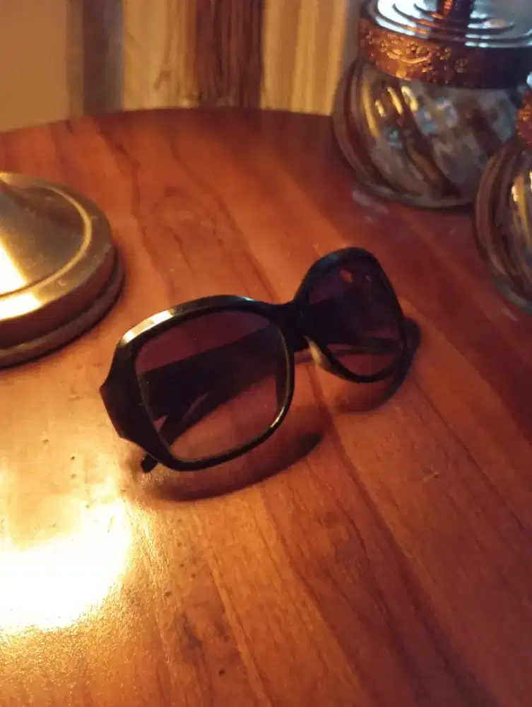 Kacamata Hitam Square