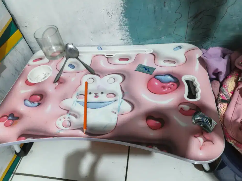 Meja belajar anak kaki nya bengkok sebelah