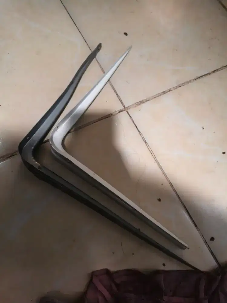 Besi siku selang seling