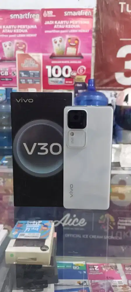 Vivo V30 5G ram 8+8/256gb like new