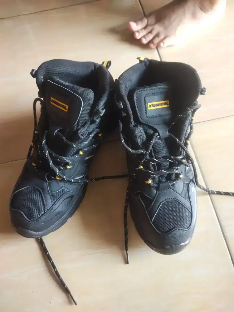Sepatu safty krisbow ukuran 42 hitam
