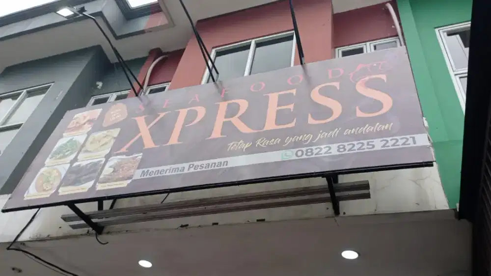 Waitress dan tukang cuci piring