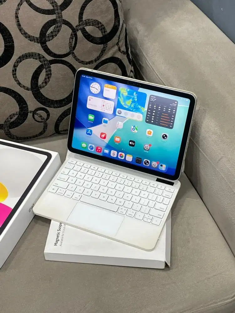 iPad 11(A16) 128GB Silver wifi only + Magnetic Keyboard case