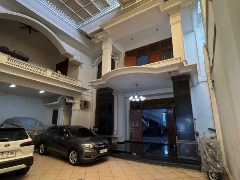 Rumah 3 Lantai Komersial Area Bagus HGB di Raya Biliton Gubeng