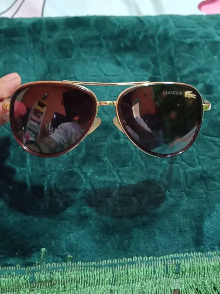 Kacamata hitam lacoste