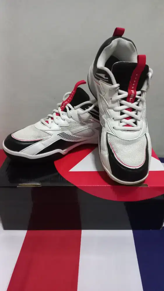 Sepatu Fellet Badminton & tennis