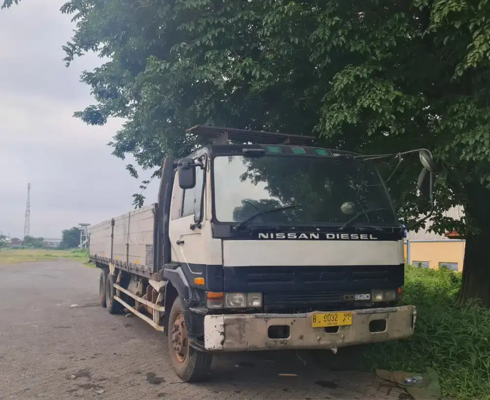 Truk tronton Nissan RF8