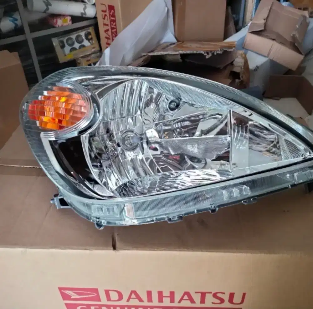 Reflektor lampu depan kanan Xenia 2007-2010