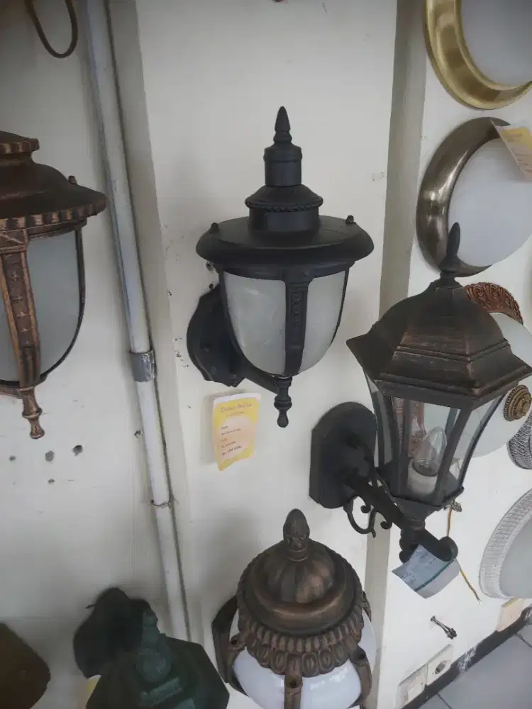 LAMPU HIAS DINDING DELMAN