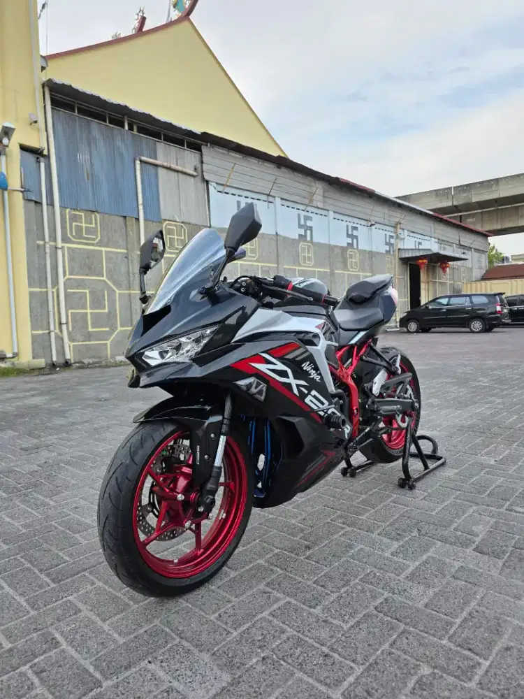 Kawasaki ZX25R ABS QS Hitam Chasis Merah 2021