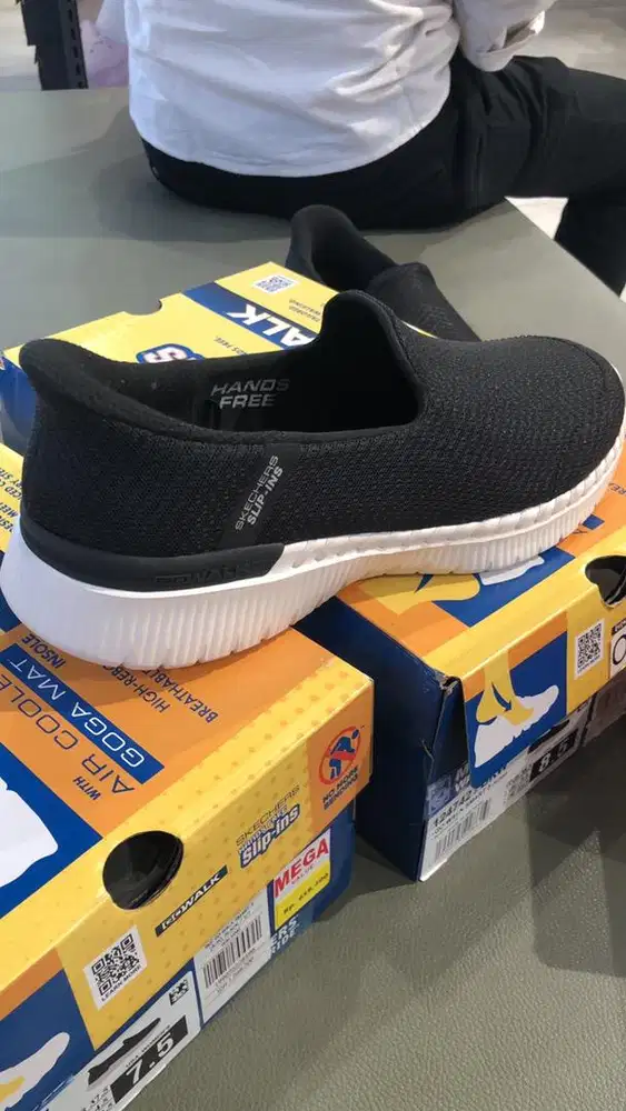 SEPATU SKECHERS