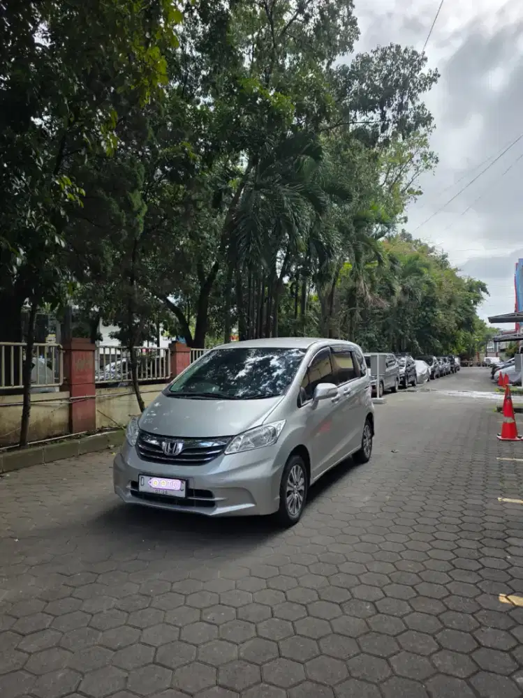 Bismillah numpang jual Honda freed psd 2012 no D