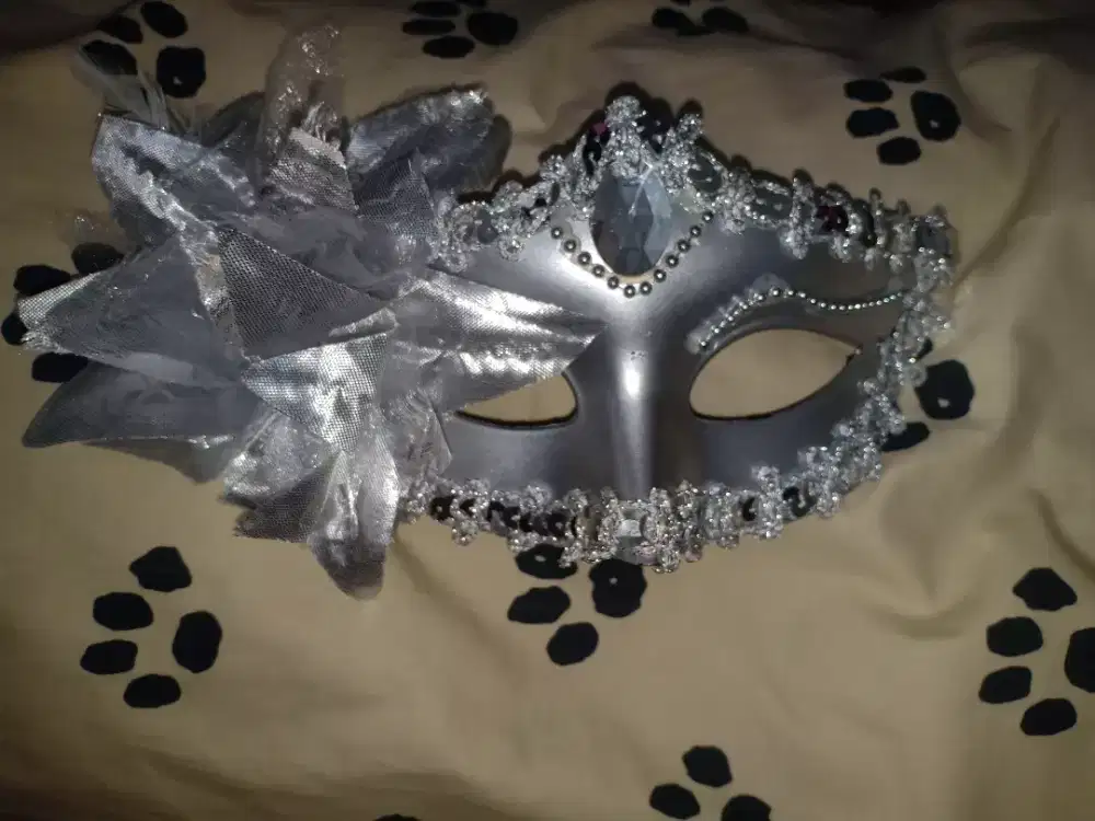 Topeng Wanita Setengah Wajah