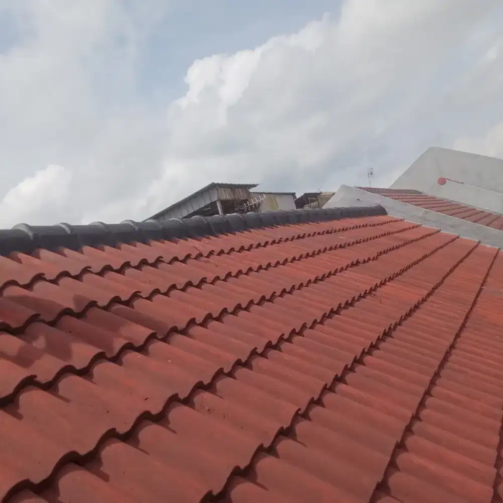 Perbaikan atap Bocor, Dinding rembes, Talang air, tukang renovasi dll