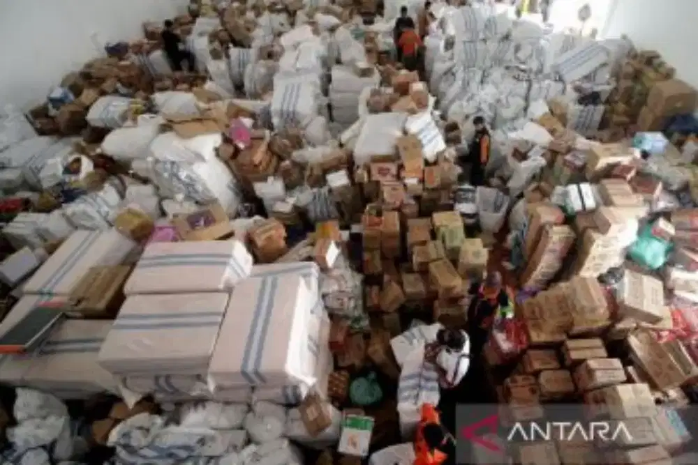 Staff packing barang cewek area ar hakim