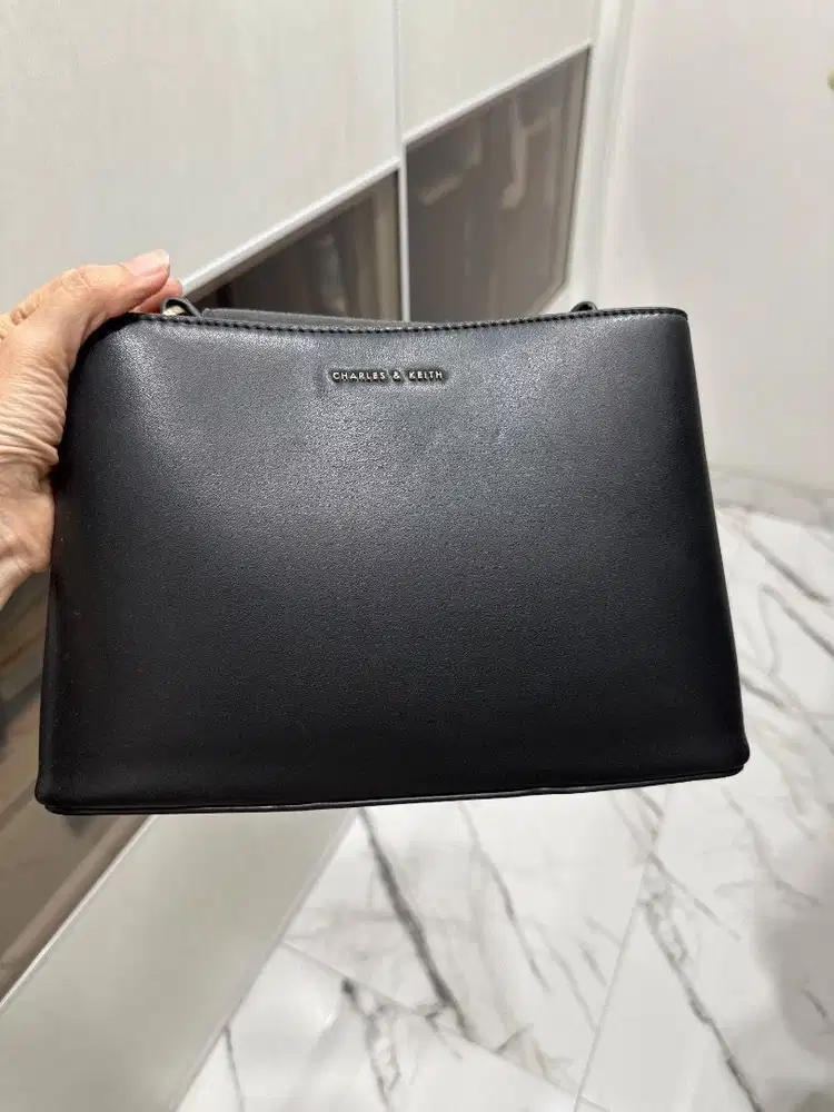 Tas hitam Charles and Keith
