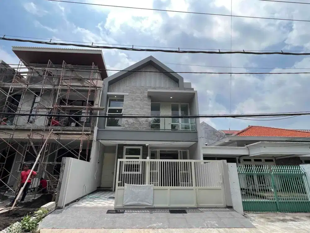 Rumah Baru di Manyar Tirtoyoso Row Jalan Utama