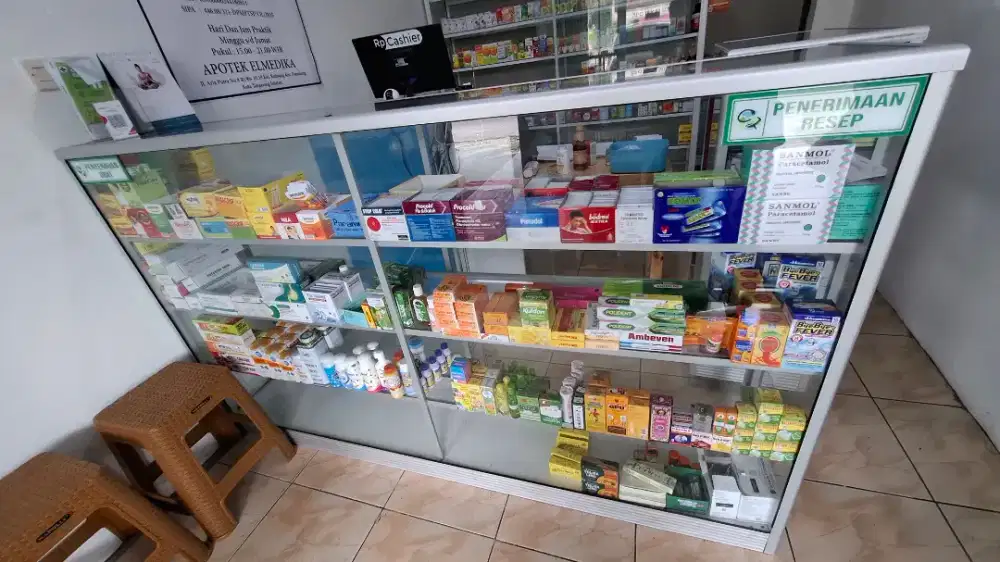 JUAL ETALASE bekas Apotek mulus