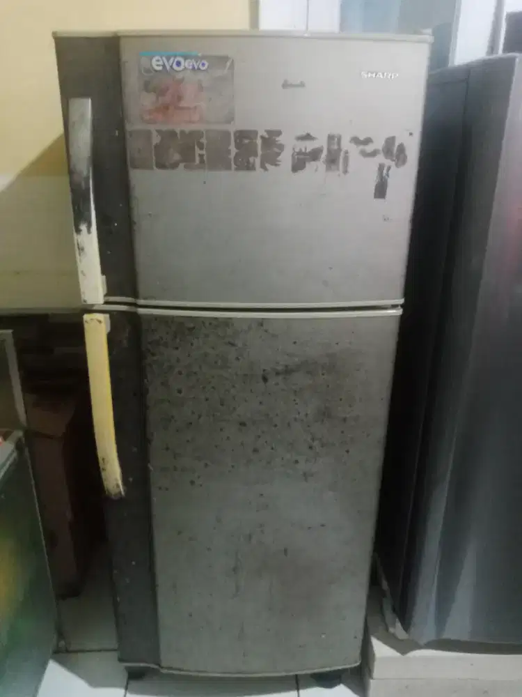 Kulkas bekas masih berfungsi