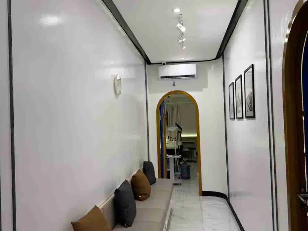 Beli ruko sdh Dapat penyewa brand kenamaan klinik kecantikan 
Hrga sewa pertahun 400 juta  sdh berjalan satu tahun 
Masa sewa 7 tahun 
Jadi pemilik baru dapat uang sewa selanjut nya 

Ukuran ruko 5,5 x 23 meter
4 lantai 
SHGB 
Parkir bagus  
Jarang ada di