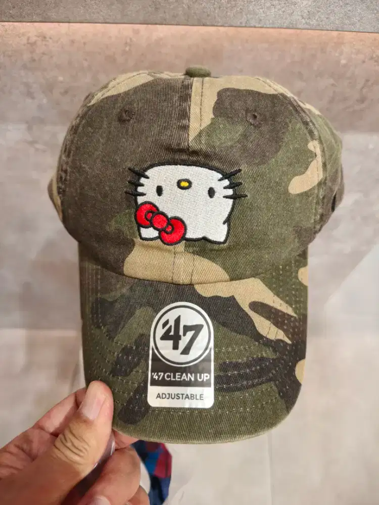 Topi 47 edisi Hello Kitty army
