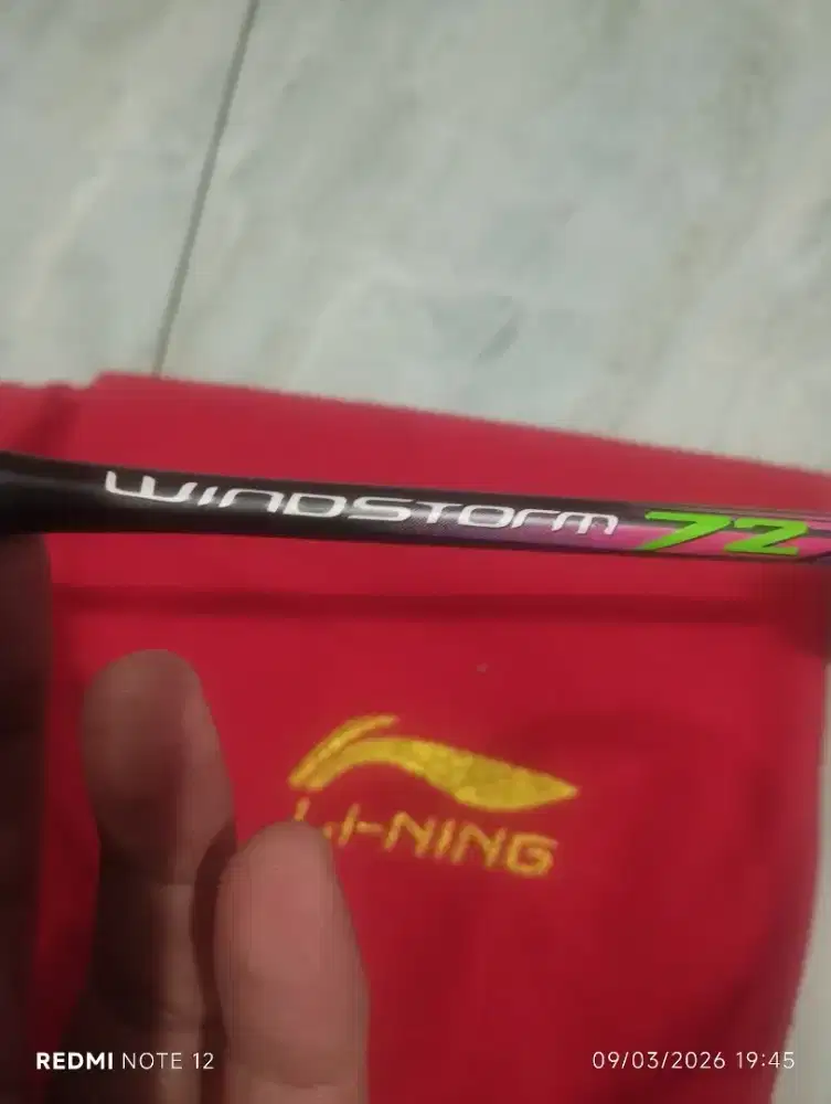 Raket badminton Li-Ning dan Yonex serta sepatu RS original semuanya