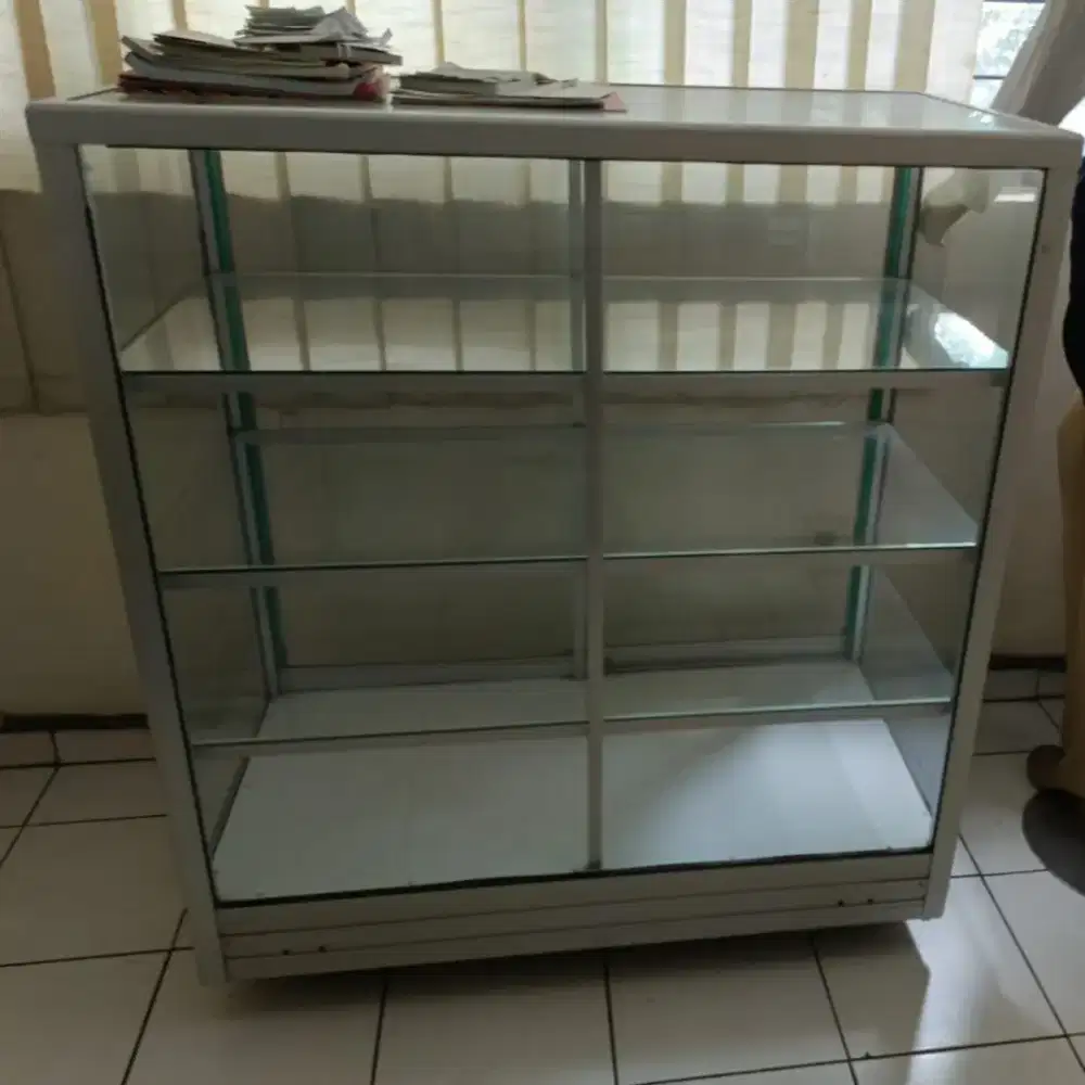 Dijual Etalase Kaca Aluminium 1 Meter - Kokoh + Roda (Surabaya)