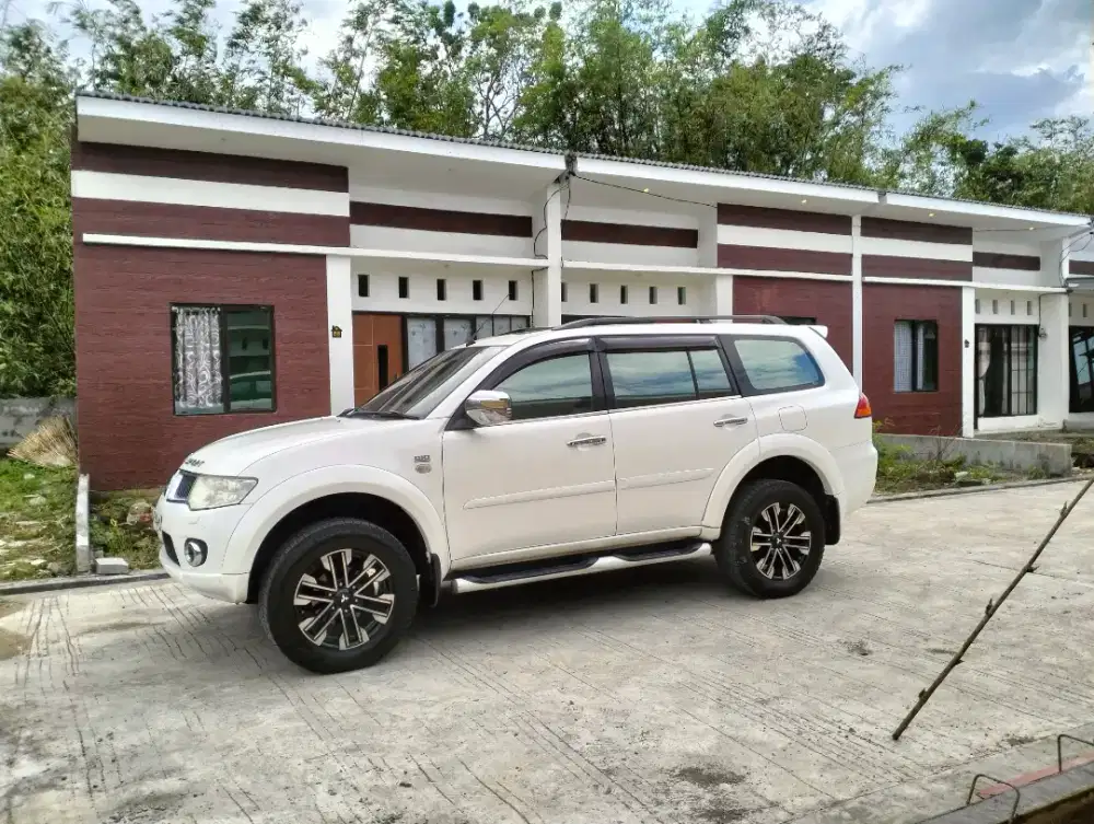 Mitsubishi Pajero sport Dakar  2500 disel th 2011 putih mutiara