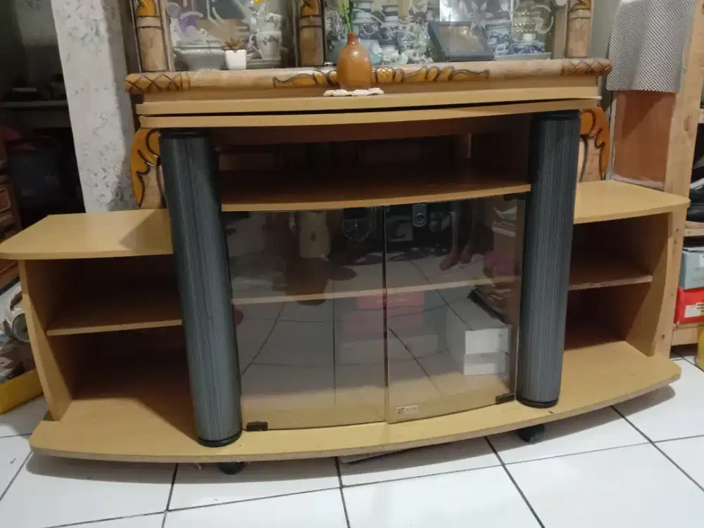 Meja TV bisa diputar bagian atas pintu rak kaca