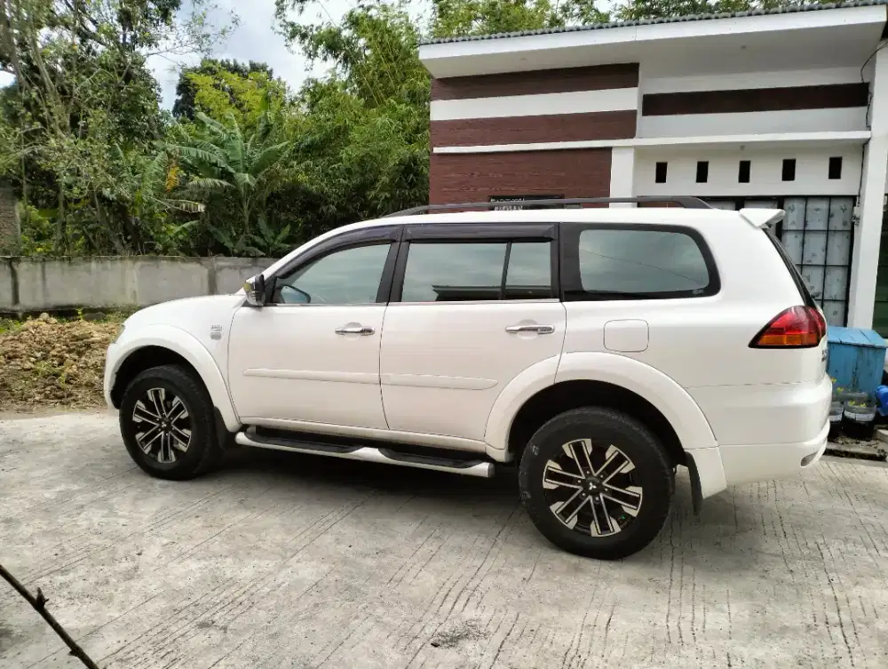 Mitsubishi Pajero sport Dakar  2500 disel th 2011 putih mutiara