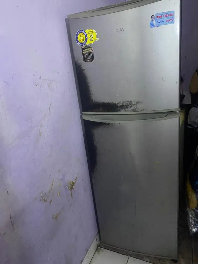 Dijual cepat kulkas 2 pintu AQUA nyala