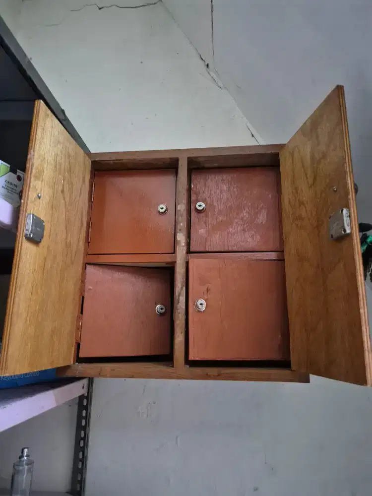 Lemari obat isi 8 kotak