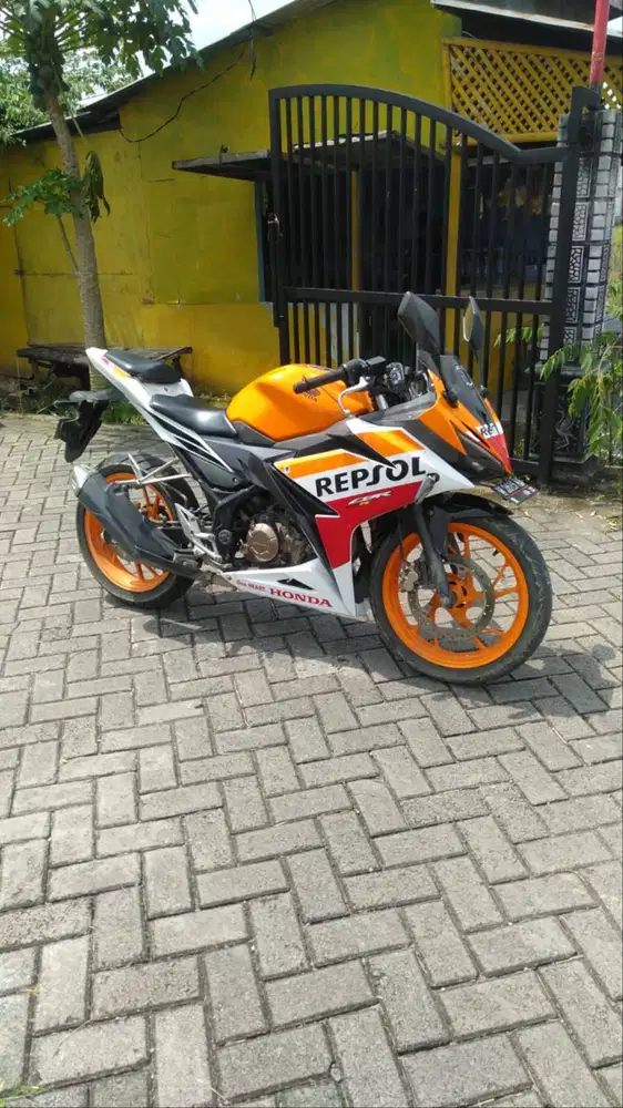 CBR 150R thn 2017 surat lengkap hidup pajak hidup plat w Gresik