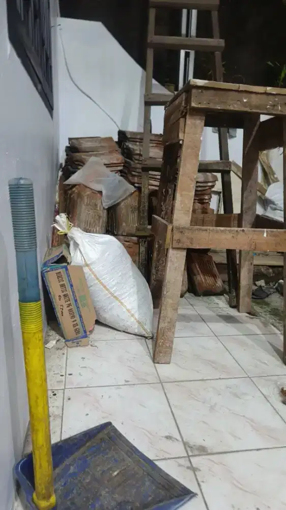 genteng gratis. ada banyak banget. puluhan mungkin 100 an