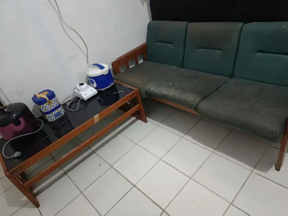 Sofa dan meja sesuai foto
