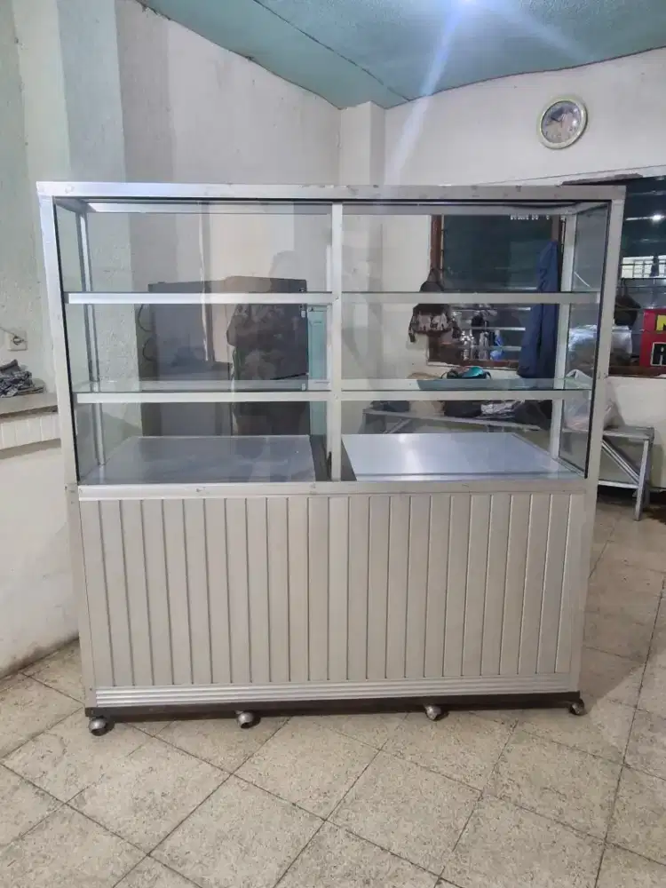 DIJUAL ETALASE ALUMINIUM + MEJA KONDISI SANGAT BAGUS / LIKE NEW