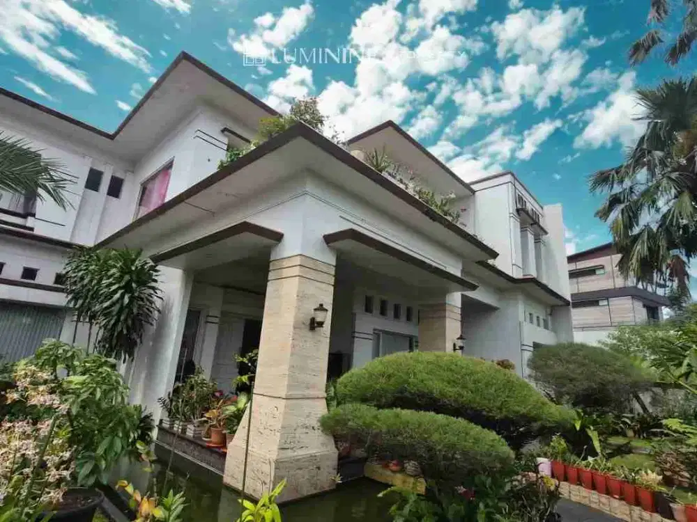 rumah mewah dgn private pool view gunung dilokasi terbaik di Sentul city