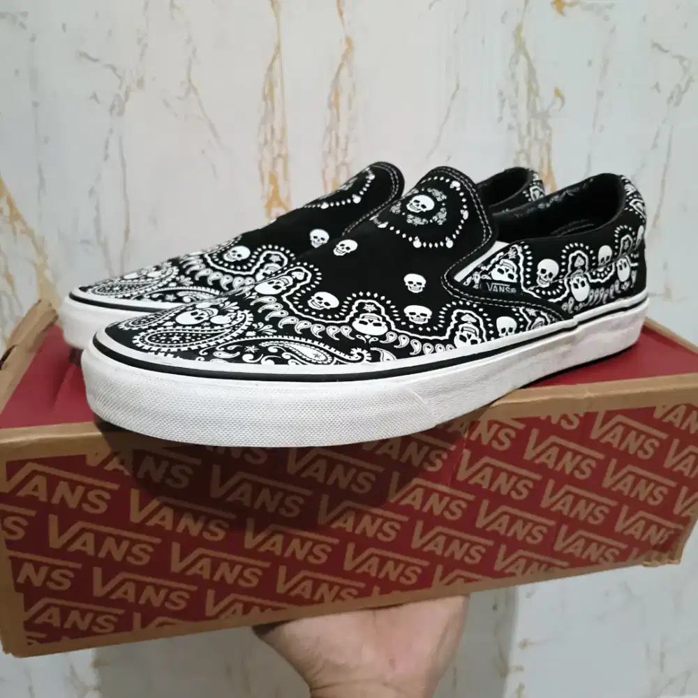 Sneakers pria vans classic slip on authentic