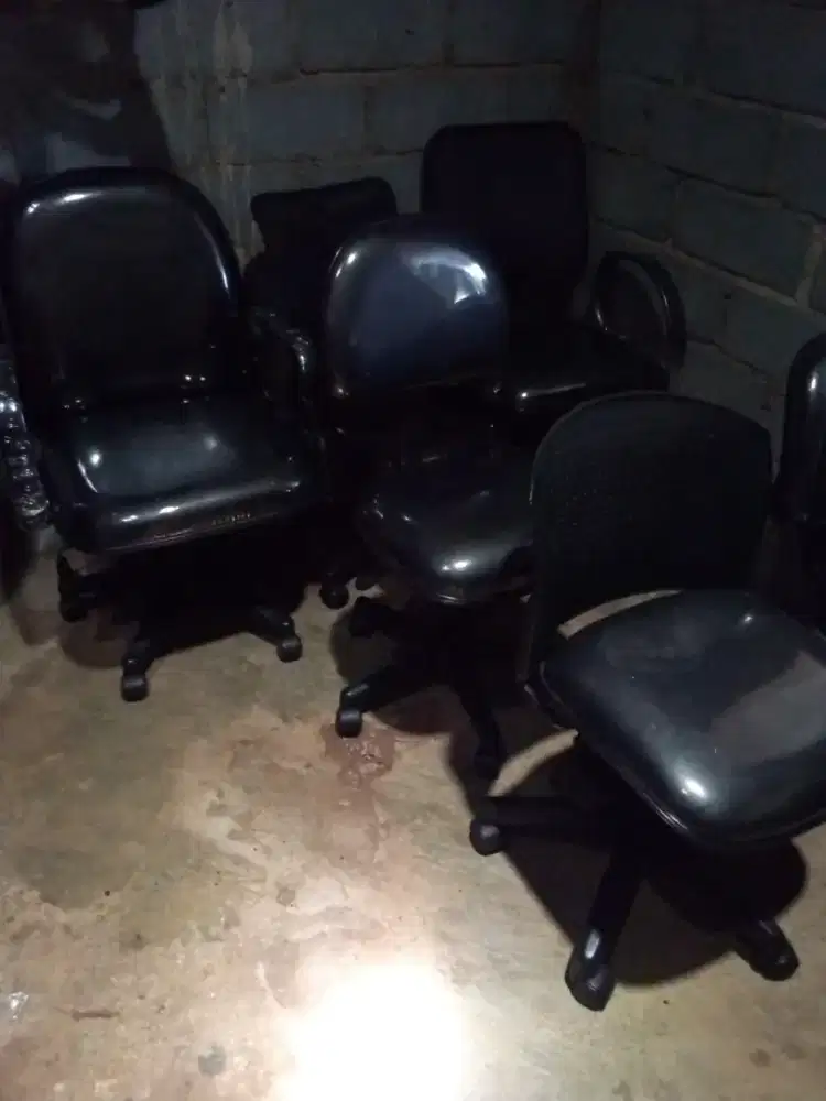 Perbaikkan kursi kantor