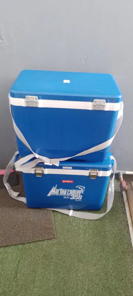 Cooler untuk es biru