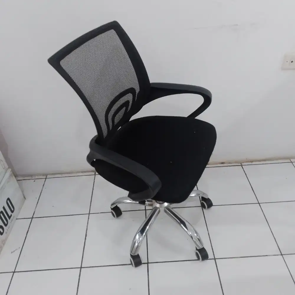 Kursi kantor hitam