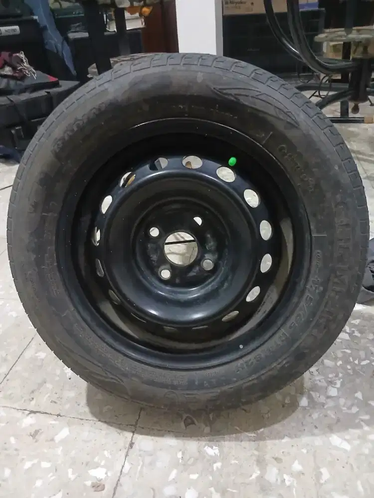 Dijual velg original dan ban bekas masih tebal cadangan mobil Sigra