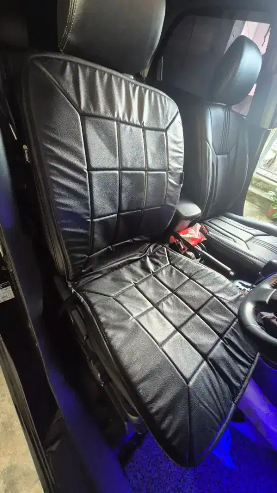 Alas duduk pada jok mobil bagian depan kiri dan kanan bahan kulit