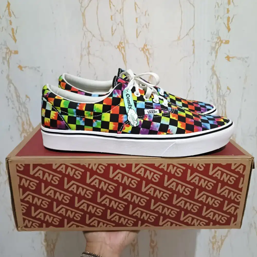Sneakers pria vans comfycush era authentic