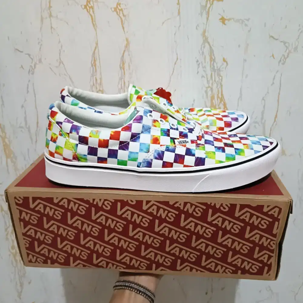 Sneakers pria vans comfycush era authentic