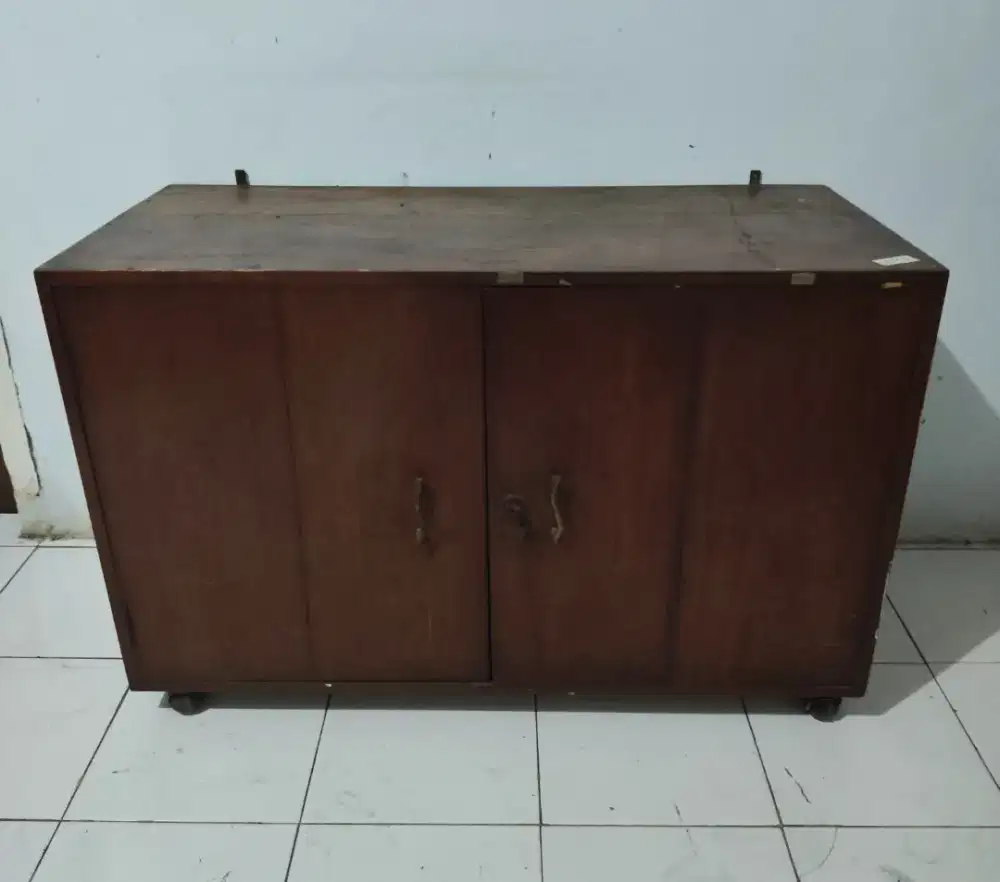 Lemari Kayu 2 Pintu, Ada Roda

 